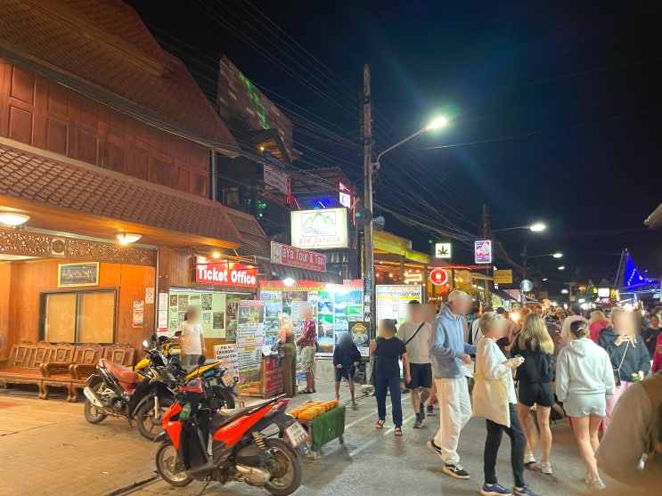 빠이 워킹스트리트 :: Raja Bamee Khiao 국수, I’P Burger, Spirit Bar