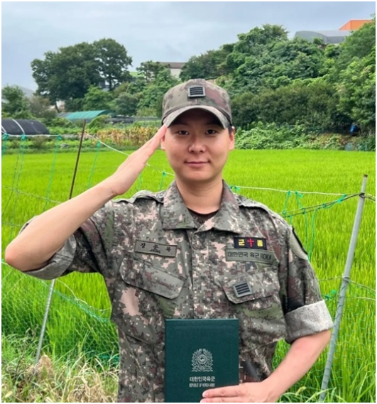 “1년 6개월 끝났다”…장문복 전역, 군복 벗고 다시 ‘가수 장문복....