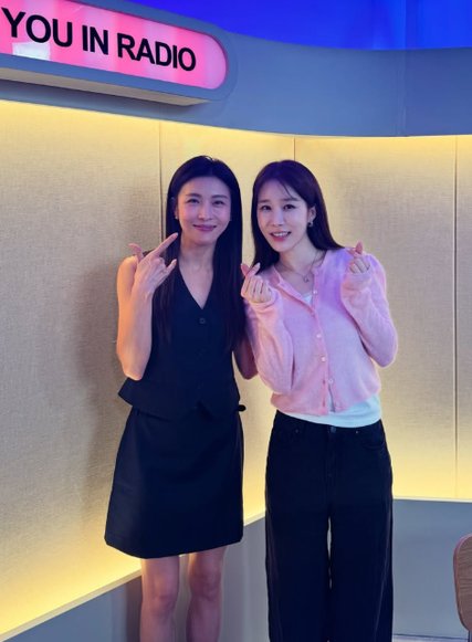48세 하지원·44세 유인나, 15년 만에 마주 앉았는데…둘만의 시간이 멈춘 사진 한 장
