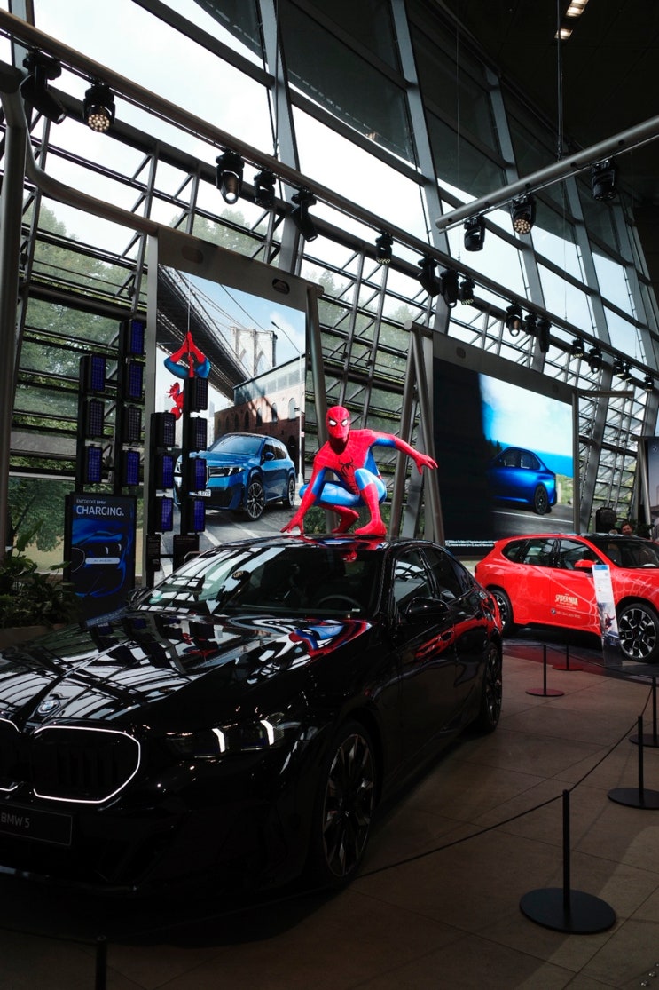 [뮌헨 가볼만한곳] BMW 벨트 스파이더맨 특별전시 후기｜무료 실내 ....