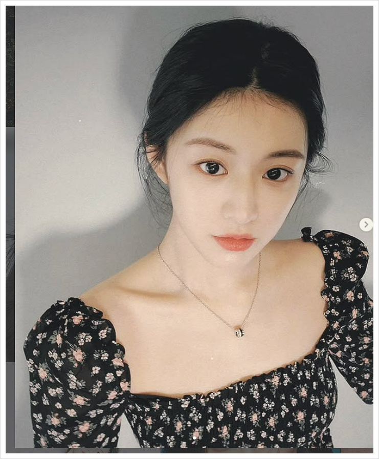 리센느 제나 배경화면 고윤정 아디다스 슬리퍼 패션