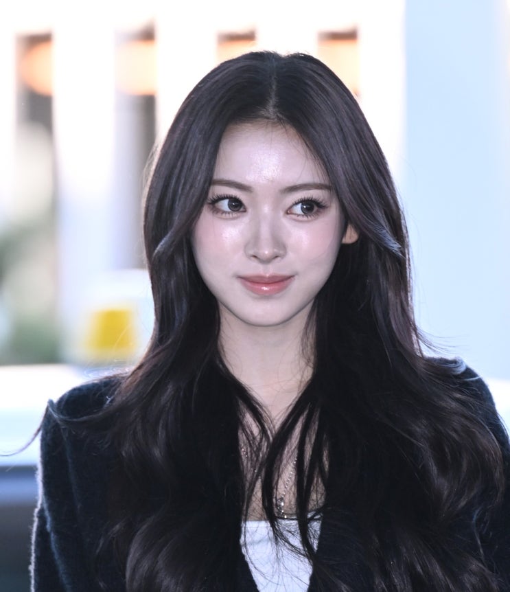 블랙핑크 만든 테디의 신인 '미야오 안나', 검색창 싹 다 뒤덮더니…'과거 사진' 뭐길래