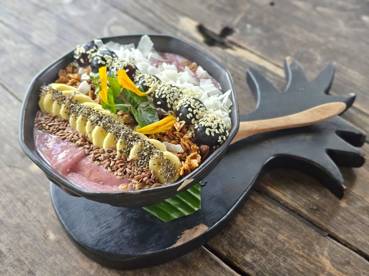 발리 짱구 카페 밀루 바이 누크, 논밭뷰 보며 즐기는 아사이볼