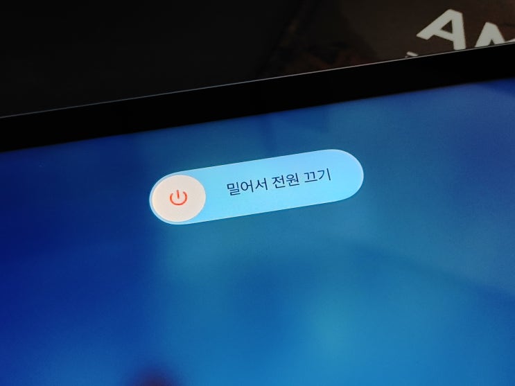 동영상 시청, 문서 작업, 학업 및 업무용으로 널리 쓰이는아이패드가 갑자기 화면이 들어오지 않거나충전중인 상태에서... 반면, 하드웨어 측면에서는 태블릿 내부 배터리가 완전방전되어 최소 구동 전압을 밑돌거나, 장시간충전기를 연결해... 올바른충전환경 점검과 완전방전복구 절차 완전방전 후풀충전강제 재부팅을 시도했음에도 기기가 반응하지 않는다면...