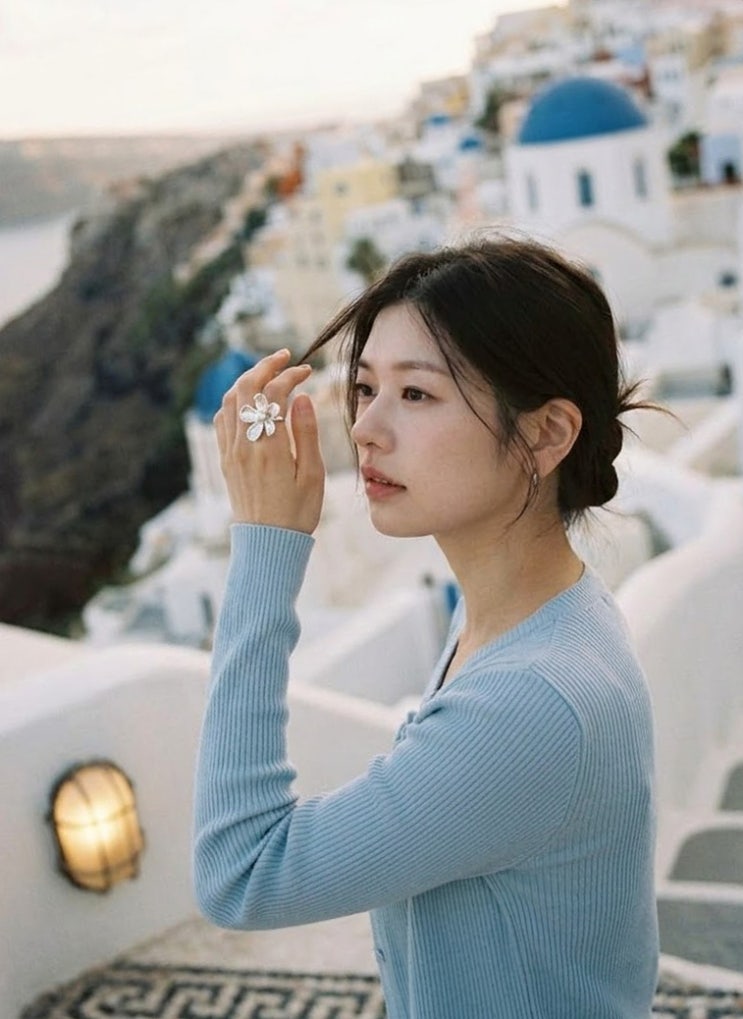 “산토리니랑 찰떡이네” 정소민 하늘색 가디건 패션