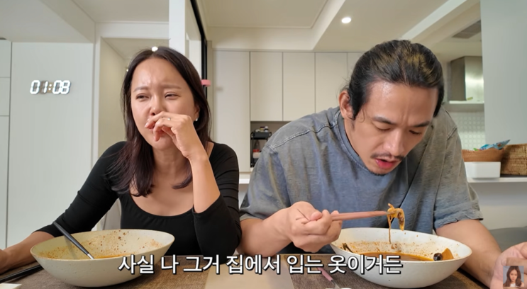 백지영 무대 의상인 줄 알았는데…화제의 ‘분리수거 룩’ 알고 보....