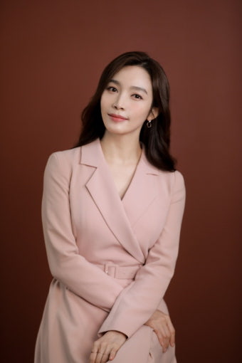 배우 이민영 부친상…연인 안형조 대표와 함께 빈소 지켜