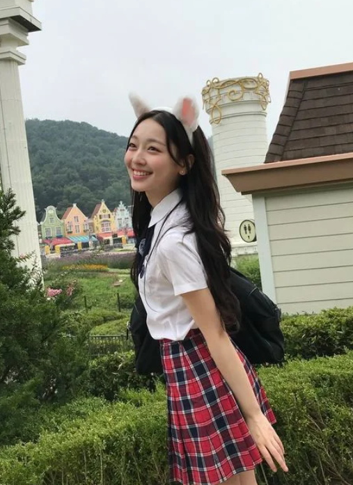이수민 벌써 25살? ‘보니하니’ 소녀가 놀이공원에서 교복 입자 더 ....