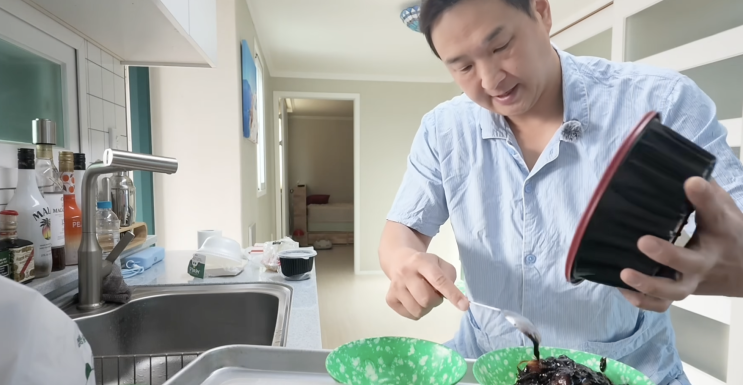 "면이 얼마 없네" 구성환이 옥상에서 짜장면 먹다 보인 솔직 반응