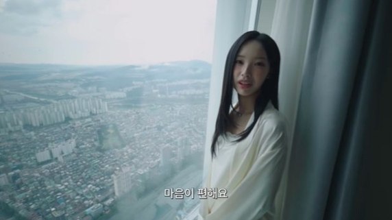 "면봉 하나로 품절" 2036년 톱스타 설정... 하루 만에 680만 뷰, 아이돌 ....