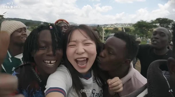 유튜버 안은지, 혼자 아프리카 여행 중 현지 남성들 신체접촉.. 영상....