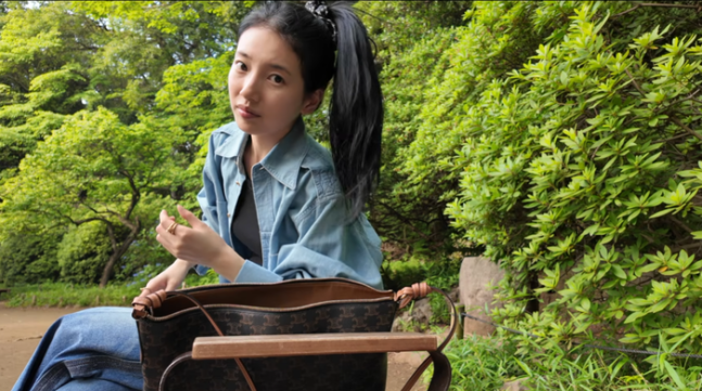 수지, 도쿄 여친짤 공개 카페·공원 일상 눈길