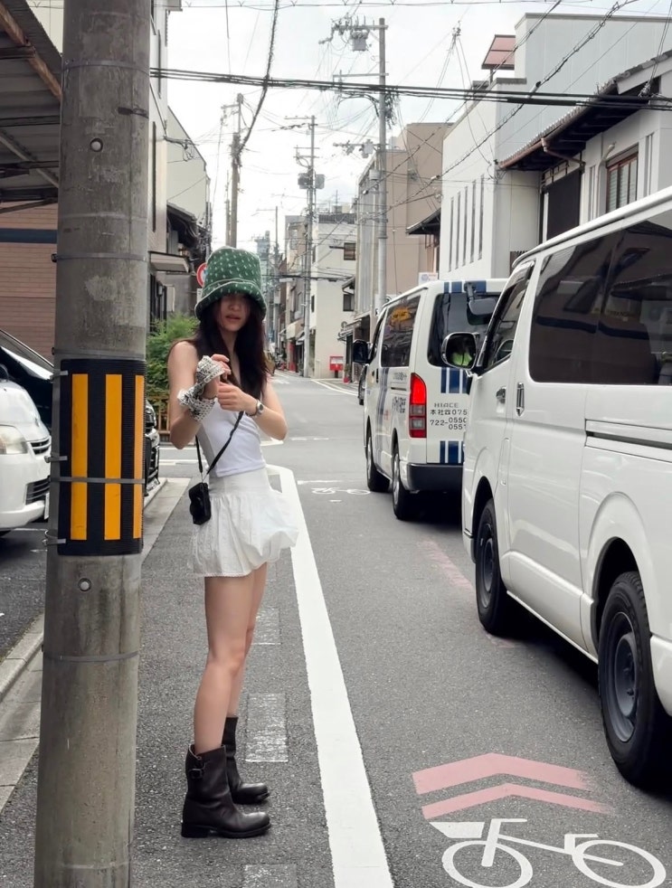 김태리 일본 여행 근황, 버킷햇에 미니스커트까지 눈길 간 여행 패....