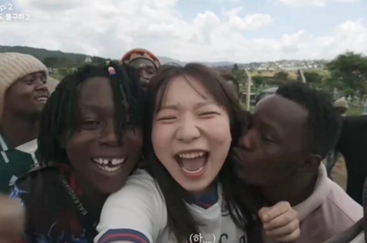 44만 여성 유튜버 모르는지, 아프리카 혼자 갔다가 둘러싸여 성희롱 ....