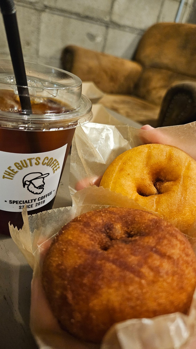 오사카 나카자키초 카페 추천 | THE GUT'S COFFEE 도넛이랑 스페셜티 커....