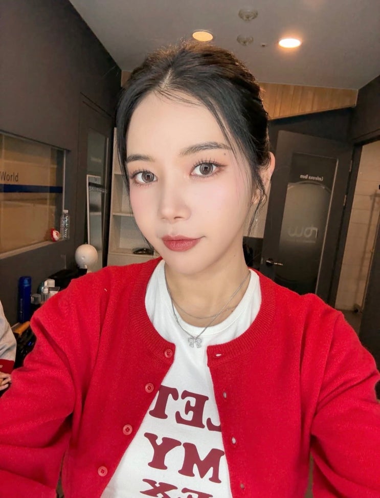 “갑자기 욕하더니 의자를 던졌다” 마마무 솔라, LA 길거리서 봉변....