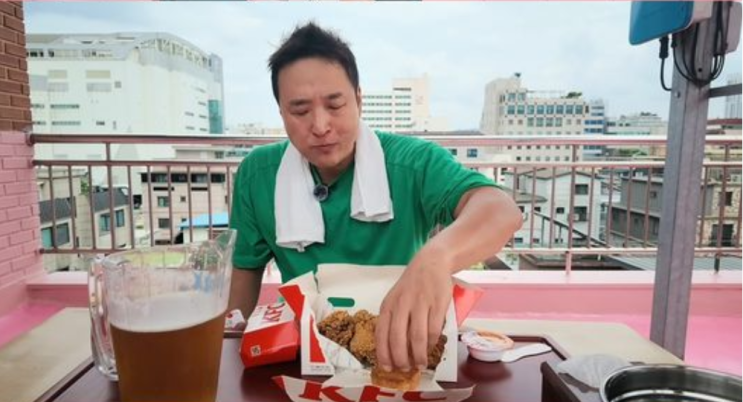 "치킨 광고 받은 적 없습니다" '나혼산' 구성환, 옥상 치맥 먹방 중 ....