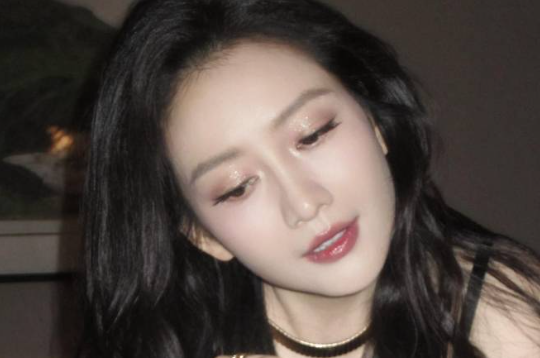 중국 배우 왕오우, 출산설 끝에 직접 입 열었다…"현재 혼자 아이 키....