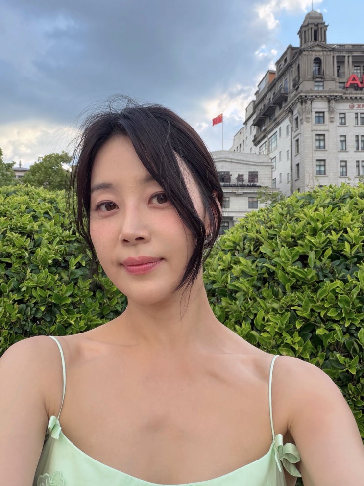 한지혜, 상하이서 민트 드레스 자태… 복근 감춘 우아한 미모