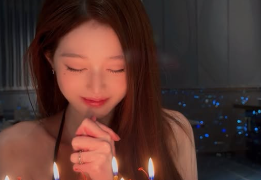 “블랙 레이스 톱만 입었을 뿐인데…” 장원영, 생일 파티룩 하이앤....