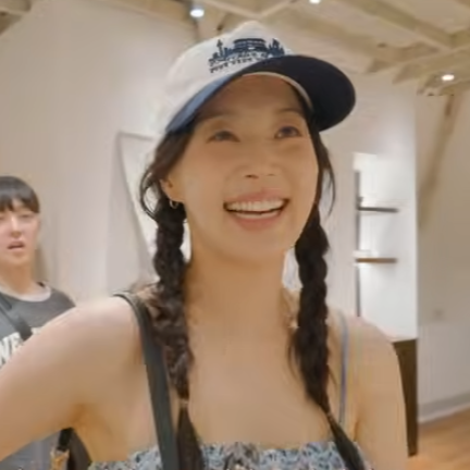 “이 신발 너무 예쁜데?” 한지혜가 신은 실버 발레코어 운동화