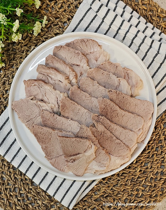 앞다리살 수육 삶는법 잡내 없이 부드럽게