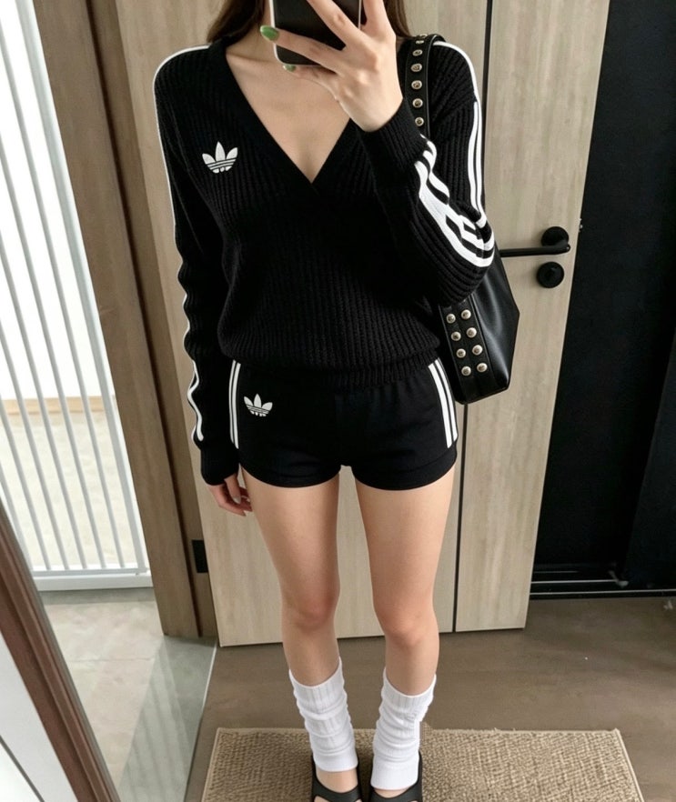 제니가 입자마자 품절시킨 아디다스 가디건..ㄷㄷ