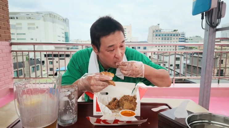 "옥상에서 치킨 먹기 전 광고부터 부인했다"… 배우 구성환, 유튜브....