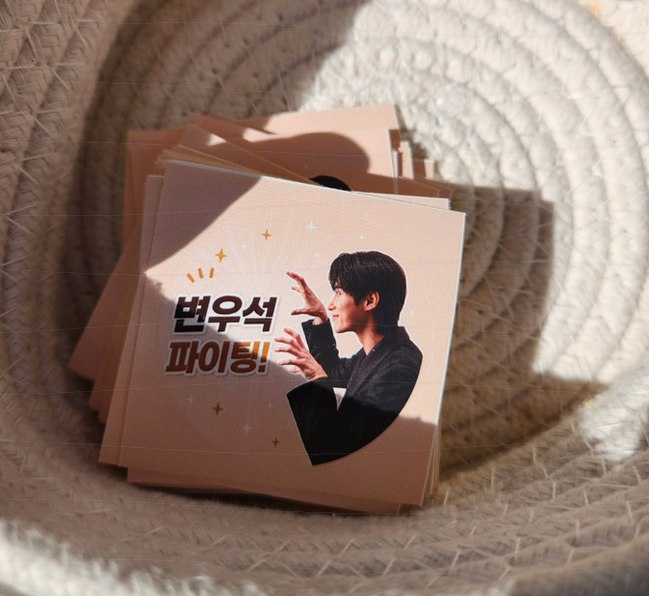 변우석 간식차에 적힌 삼행시, 아이유가 남긴 한 줄에 숨은 진짜 의....
