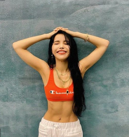 마마무 솔라 미국 LA 투어 중 겪은 의자 봉변 사건의 전말과 대처