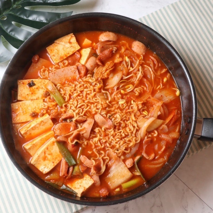 부대찌개 레시피 양념장 소스 만드는법 육수 만들기 부대찌개 재료 햄 소세지 라면사리 신김....