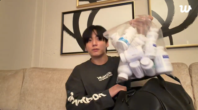 BTS 정국 약 가방 공개, 먹는 약 수십 개…비타민·처방약 종류와 본....