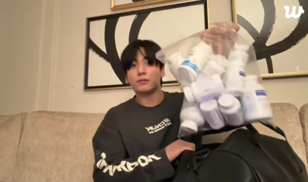 방탄소년단 정국 영양제 가방 열었더니…수십 개 약통에 팬들이 놀....