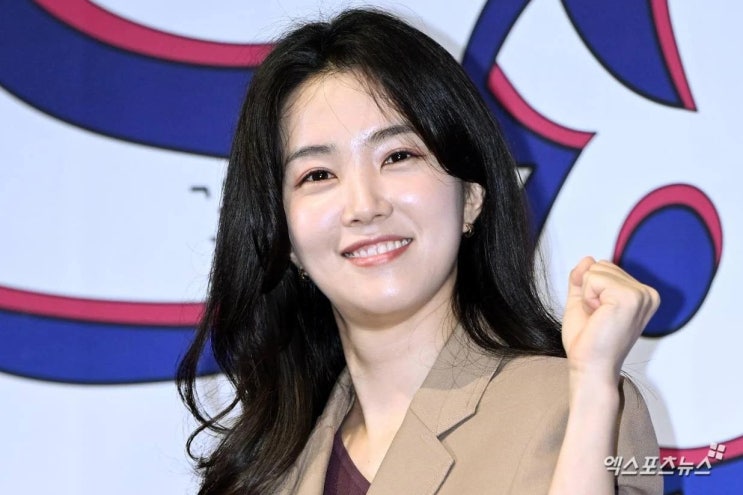 강지영 아나운서, 수년째 입는 셔츠, 옷장에서 살아남은 기준은 뭘까?