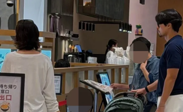 현빈 손예진 일본 가족여행 포착, 유모차 잡은 아빠와 엄마 품에 붙....
