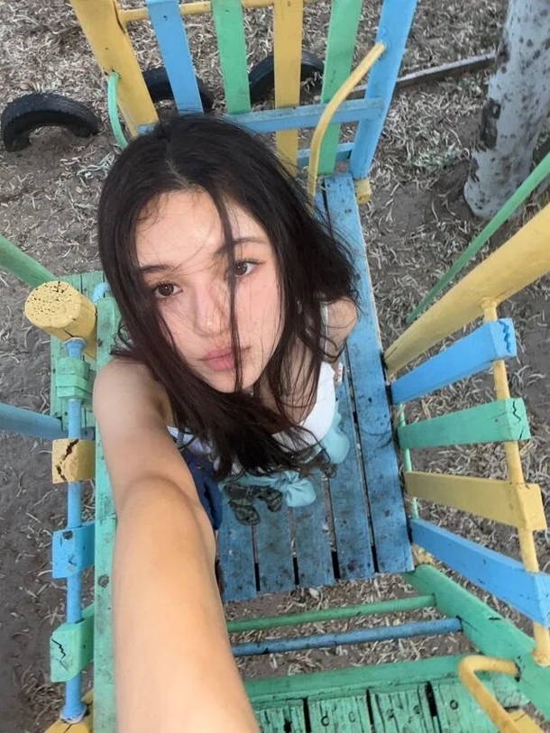 "330억 소송 중인데 수영복 입고 여행 가자고?" 다니엘, SNS 논란의 전....