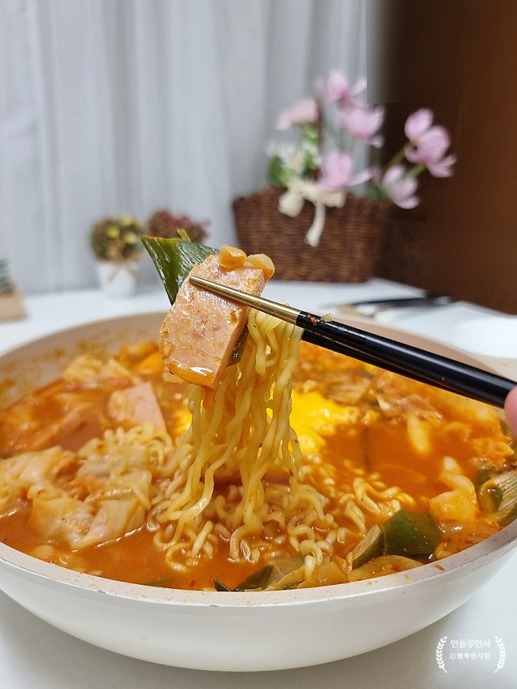 부대찌개 레시피 양념장 재료, 사골육수 활용 스팸 찌개 요리 저녁메뉴 추천