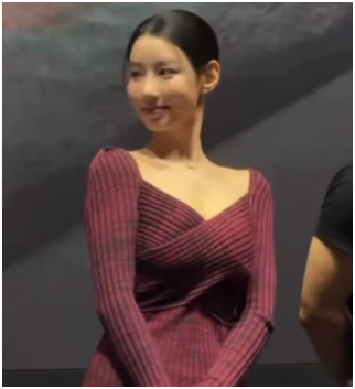 "본인도 계속 가렸다?"…신지원 시사회 원피스, 하복부가 불룩해 보....
