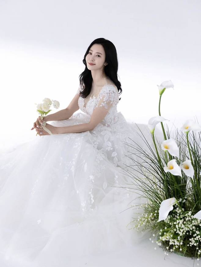 배우 반민정, 오늘 결혼 발표…“늦게 찾아온 인연, 많이 웃고 사랑....