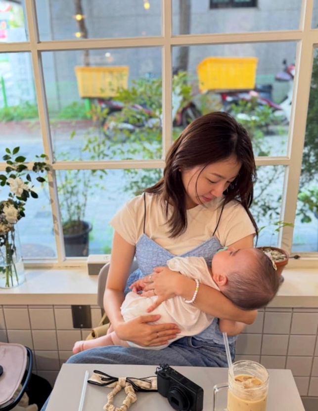 이아미 출산 후 청순 미모, 따스한 모성이 빚어낸 눈부신 일상의 울....