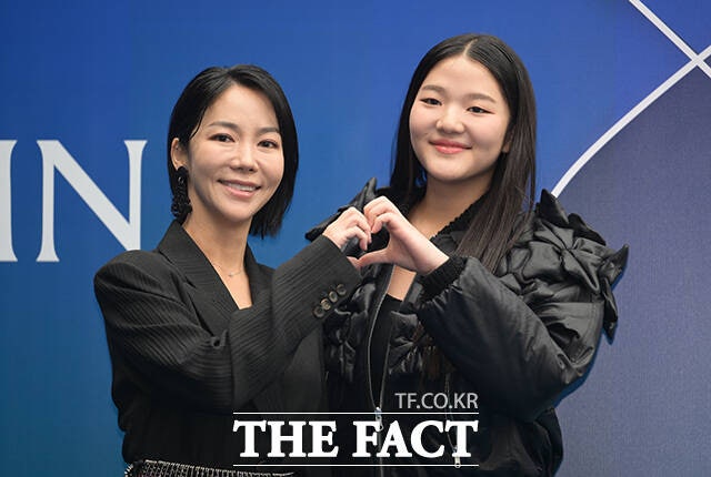 엄마보다 훌쩍 컸다…이윤진 딸 소을, 서울패션위크 모녀 올블랙룩