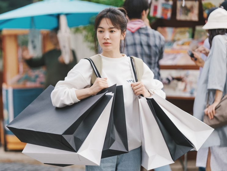 송혜교가 4만원도 안 되는 맨투맨 입자 더 돋보이는 이유, <지금 헤....