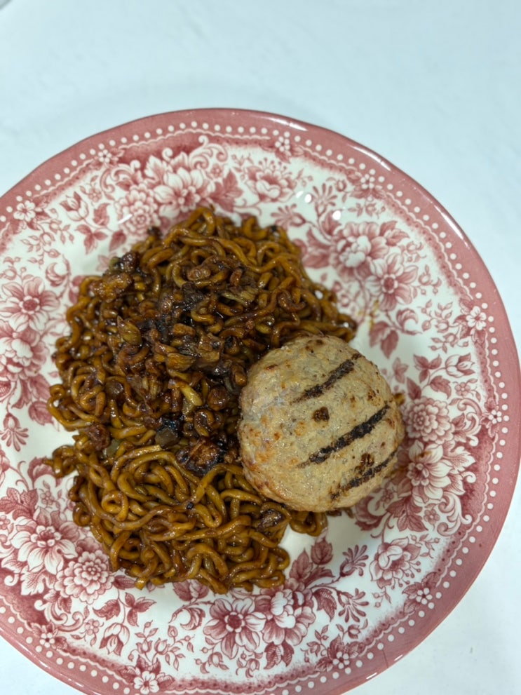 맛있는 치팅데이, 랭킹닭컴 육즙가득 그릴 함박스테이크와 함께!