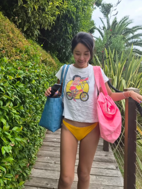 황정음, 불꽃놀이 논란 뒤 공개한 여름 근황...비키니 자태에 시선 ....