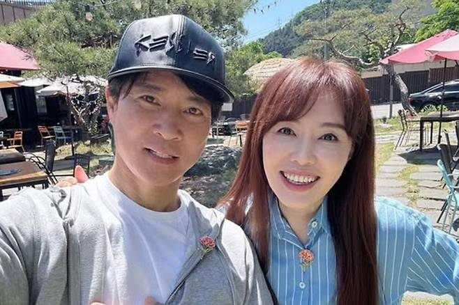 '오랜만에 투샷' 58세 하희라와 65세 최수종의 한결같은 미소가 다시 ....