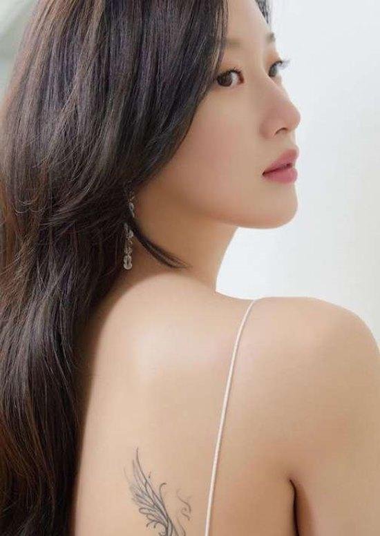 문가영 드레스 뒤로 드러난 반전 타투…시조새에 담긴 특별한 의미