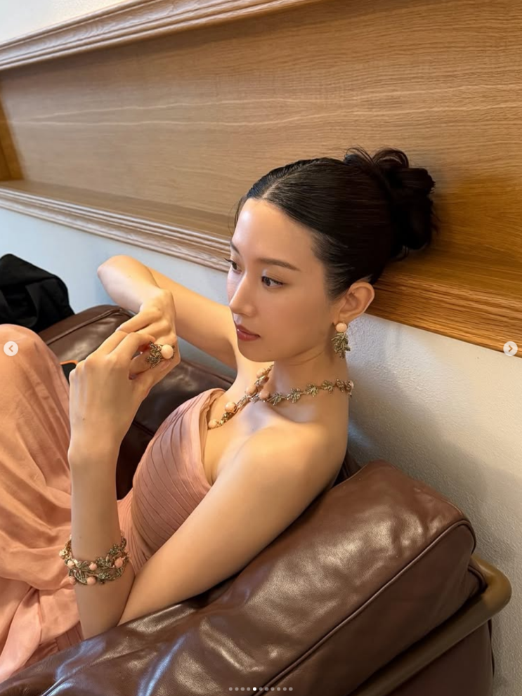 "여름의 끝" 남기고 갑자기 올린 사진 한 장… 문가영 드레스 자태에....