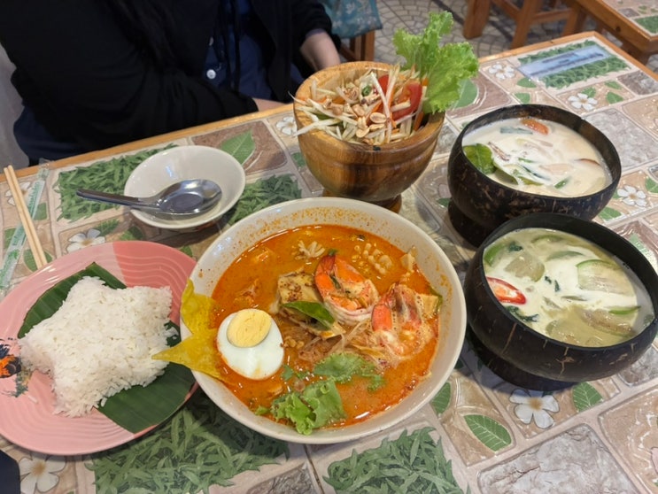 치앙마이 올드타운 맛집 코코넛쉘 솔직후기 (그린커리 똠카카이 추....