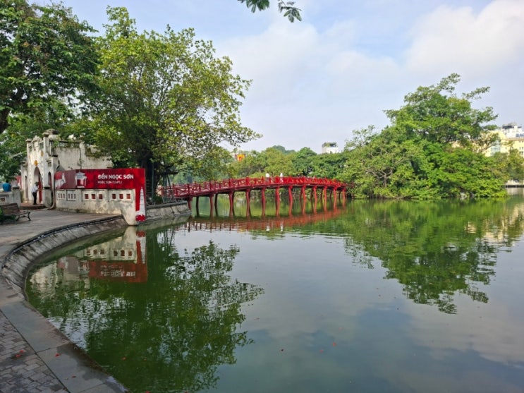 베트남 하노이  호안끼엠(Hoan Kiem Lake) 호수와 응옥선사당