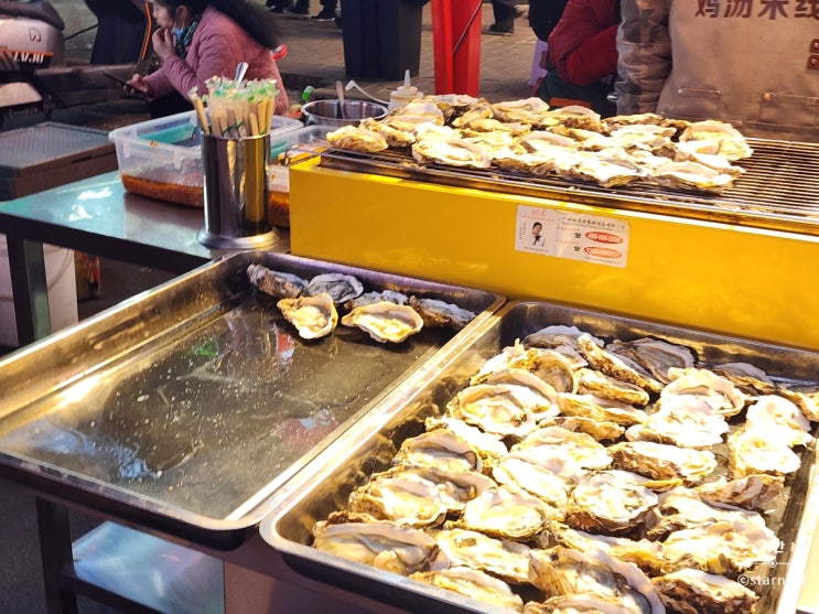시안 종루 근처 야시장 루오마시 거리 (Luomashi Street) 회민가와는 다....